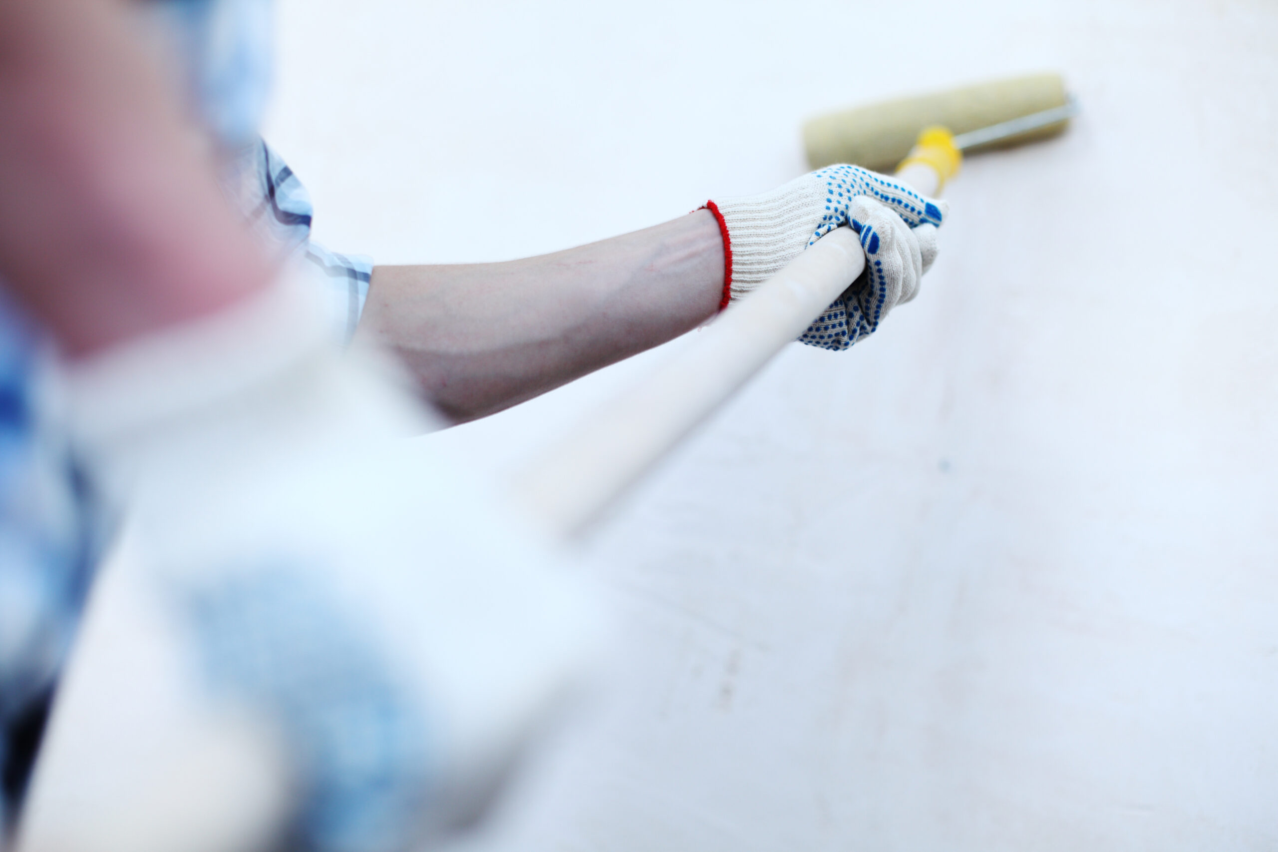worker spends anchor roller on the wall in Fernandinda Beach, FL