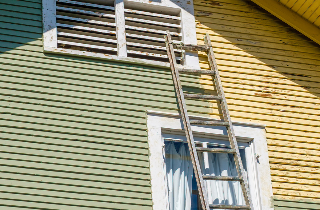 Faded and deteriorating exterior paint on a Florida home